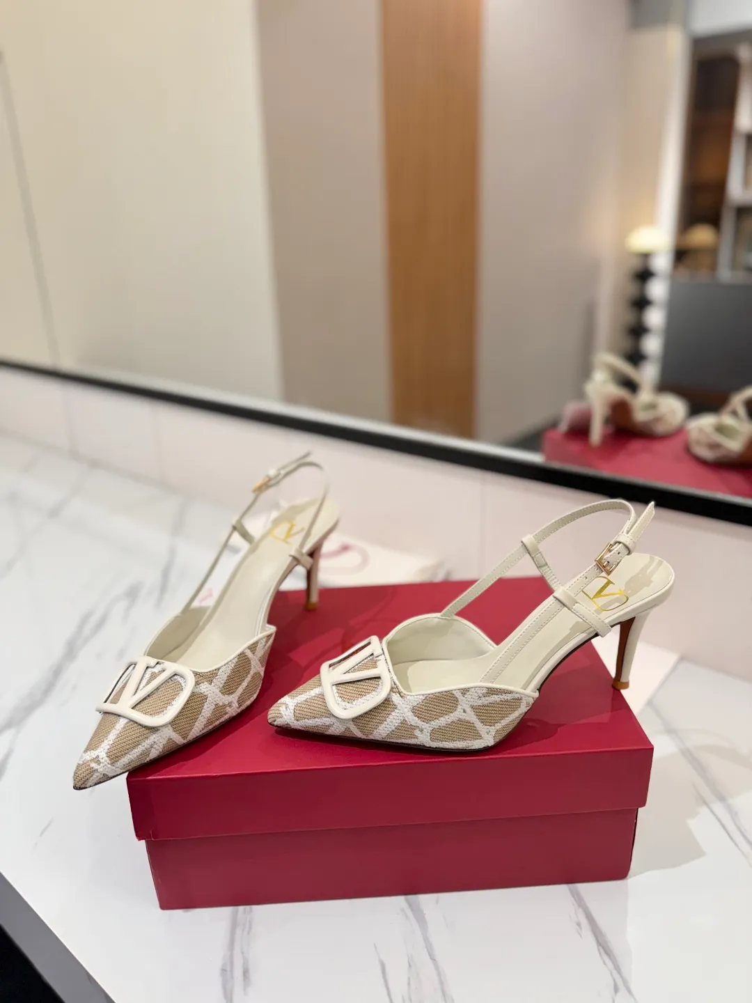 💕💕Factory direct selling price p520💕💕 Valentino VALENTINO's latest Valentino GaravaniV logo sling-back high heels with VLogo Signature decoration - Platinum tone VLogoSignature decoration ♡Elegant style, creating a different feeling! ♡It is an indispensable shoe in your shoe cabinet! ♡Simple temperament style, the highest version on the market♡ ◆ Material: Woolen cloth material◆ ◆ Lining and feet: imported goatskin◆ ◆ Outsole: Italian genuine leather outsole ◆ ◆ Heel height: ❽𝙘𝙢 ◆ ♡ show bdetails ♡ ———————————— ◢size. |35-39 (34.40 41 42 customized)◣